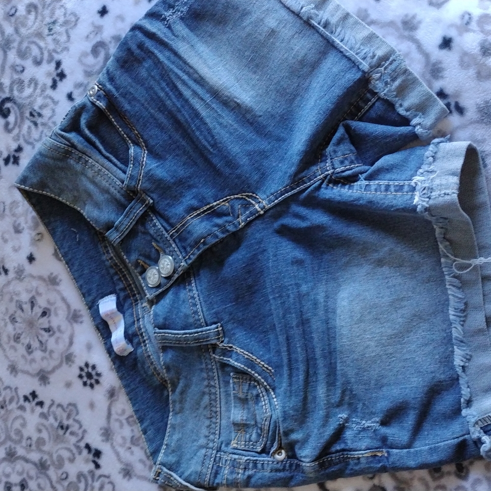 No Boundaries Mid Rise Stretch Curvy Light Distressing Shorts Sz 11 EUC